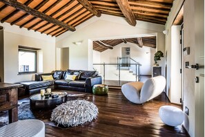 Villa, 5 Schlafzimmer | Wohnbereich | Flachbildfernseher