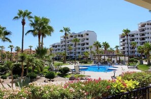 Utendørsbasseng og et oppvarmet basseng