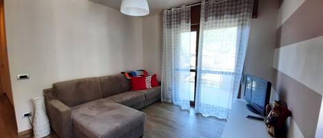 Apartamento, 2 quartos | Área de estar | TV de tela plana