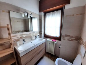 Appartement, 2 chambres | Salle de bain | Douche, douche à « effet pluie », articles de toilette gratuits