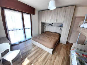 Apartamento, 2 quartos | 2 quartos, berço de viagem, Wi-Fi de cortesia, roupa de cama