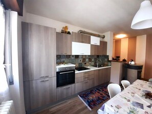 Apartamento, 2 quartos | Cozinha privada | Geladeira, fogão, cooktop, lava-louças