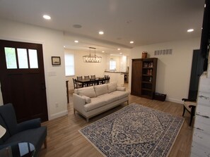 Smart TV, lareira, livros, aparelho de som