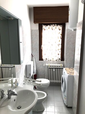 Apartamento, 2 quartos | Banheiro | Chuveiro, chuveiro com efeito de chuva, produtos de toalete grátis 