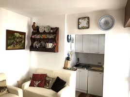 Refrigerador con freezer, horno, placa de cocina, lavavajillas