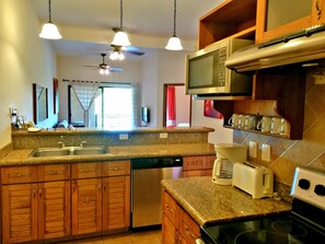 Toallas de papel, comedor y isla de cocina 