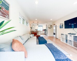 Smart TV, books, video library, printers - Walk to the beach or relax and grill outdoors in the amazing yard! (Encinitas)