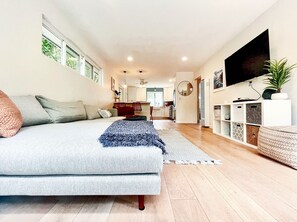 Smart TV, books, video library, printers - Walk to the beach or relax and grill outdoors in the amazing yard! (Encinitas)