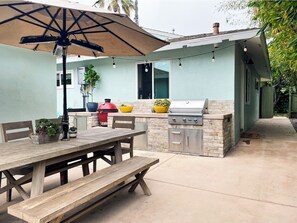 Outdoor dining - Walk to the beach or relax and grill outdoors in the amazing yard! (Encinitas)
