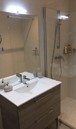 Dusche, Haartrockner, Handtücher, Seife