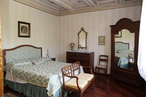 5 slaapkamers, een bureau, een strijkplank/strijkijzer, gratis wifi