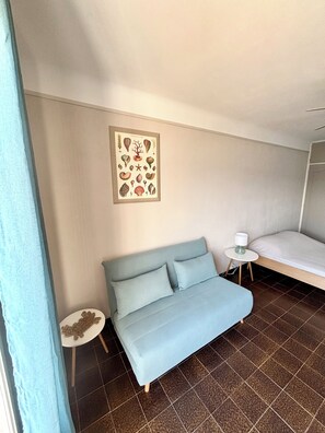 Tabla de planchar con plancha, wifi y ropa de cama 