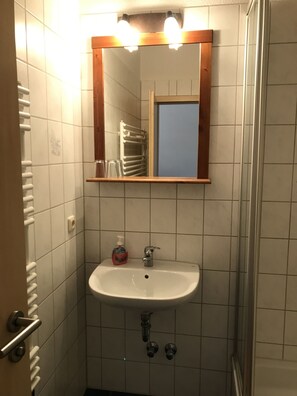 Basic Double Room | Bathroom | Shower, towels - Fischerhof (Crimmitschau)