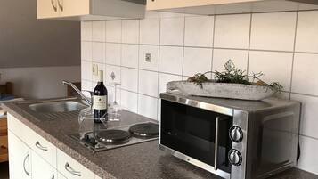 Klassiek appartement, keuken, uitzicht op tuin | Privékitchenette | Een kinderstoel