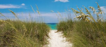 Cute little Cottage! Perfect Getaway! 2 Pools! SLEEPS 4 w/ BEACH CHAIRS!