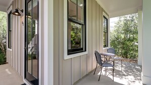 Outdoor dining - Cute little Cottage! Perfect Getaway! 2 Pools! SLEEPS 4 w/ BEACH CHAIRS! (Santa Rosa Beach)