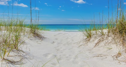 Cute little Cottage! Perfect Getaway! 2 Pools! SLEEPS 4 w/ BEACH CHAIRS!