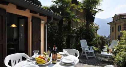 Cosy Cottage Florines 2 minutes walk from lake front in Lenno.