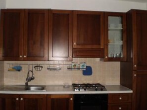 Kühlschrank, Ofen, Herdplatte, Kochgeschirr/Geschirr/Besteck