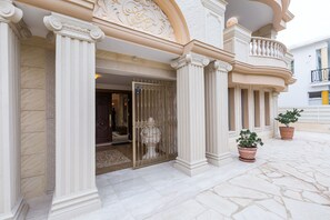 Villa (Multiple Bedrooms) | Servicio de la propiedad