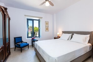 4 chambres, fer et planche à repasser, lit de bébé portatif