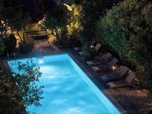 Alberca al aire libre y camastros 