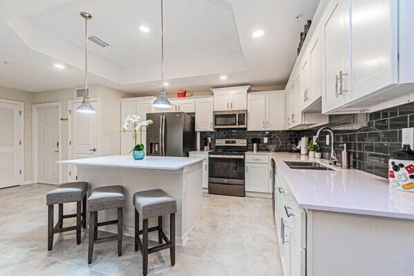 Réfrigérateur, four à micro-ondes, un four, surface de cuisson