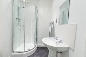Luksus-lejlighed | Badeværelse | Kombination af bruser/badekar, gratis toiletartikler, håndklæder
