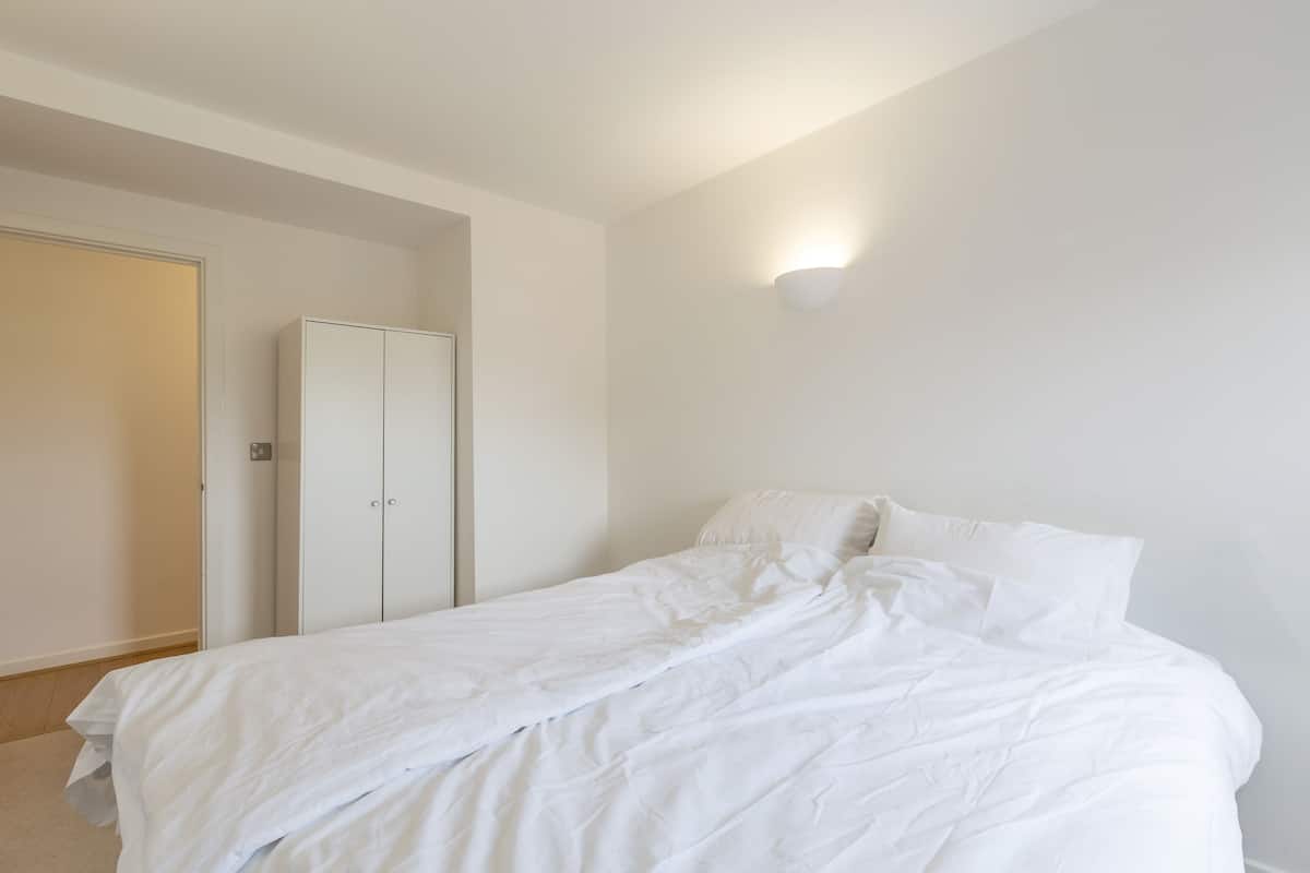Large Goldington Apartment (Flat 59) | Iron/ironing board, free WiFi, bed sheets