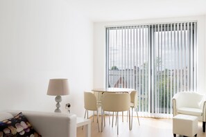 Two-Bedroom Goldington Apartment (Flat 58) | Living area