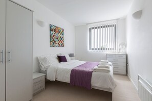 Two-Bedroom Goldington Apartment (Flat 58) | Iron/ironing board, free WiFi, bed sheets - Heron House (Bedford)