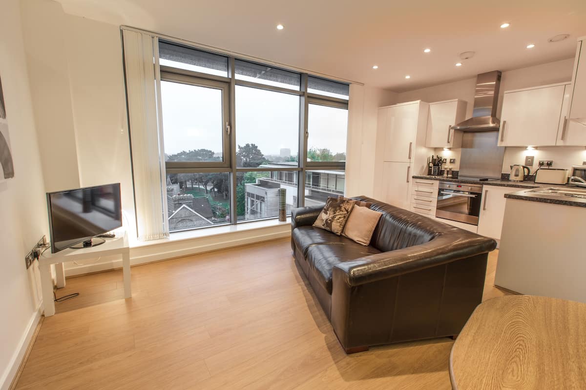 Stylish Heron Apartment (Flat 77) | Living area | Flat-screen TV