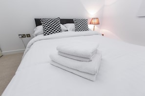 Stylish Heron Apartment (Flat 77) | Iron/ironing board, free WiFi, bed sheets - Heron House (Bedford)