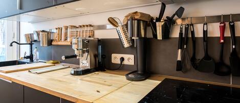 Frigorífico, microondas, horno y lavavajillas