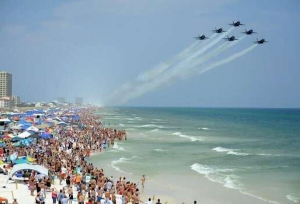 Una spiaggia nelle vicinanze