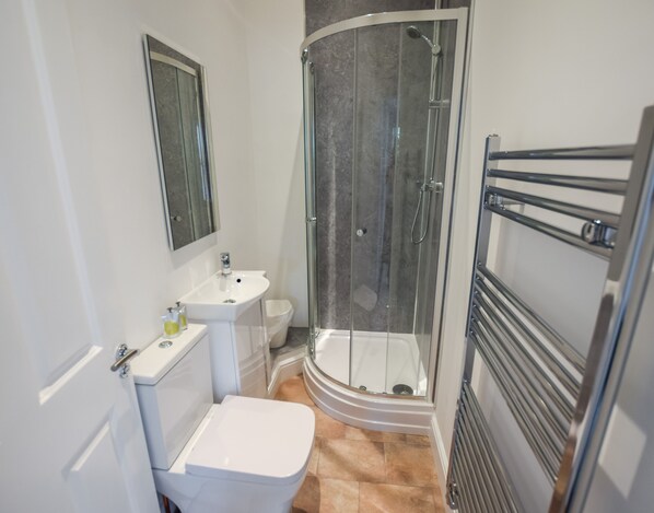 Appartement | Salle de bain | Articles de toilette (gratuits), séchoir à cheveux, serviettes fournies