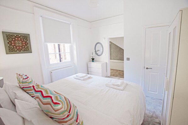 Priory Terrace twin or Kingsize bedroom (Blue) | Iron/ironing board, free WiFi, bed sheets - PRIORY TERRACE (Bedford)