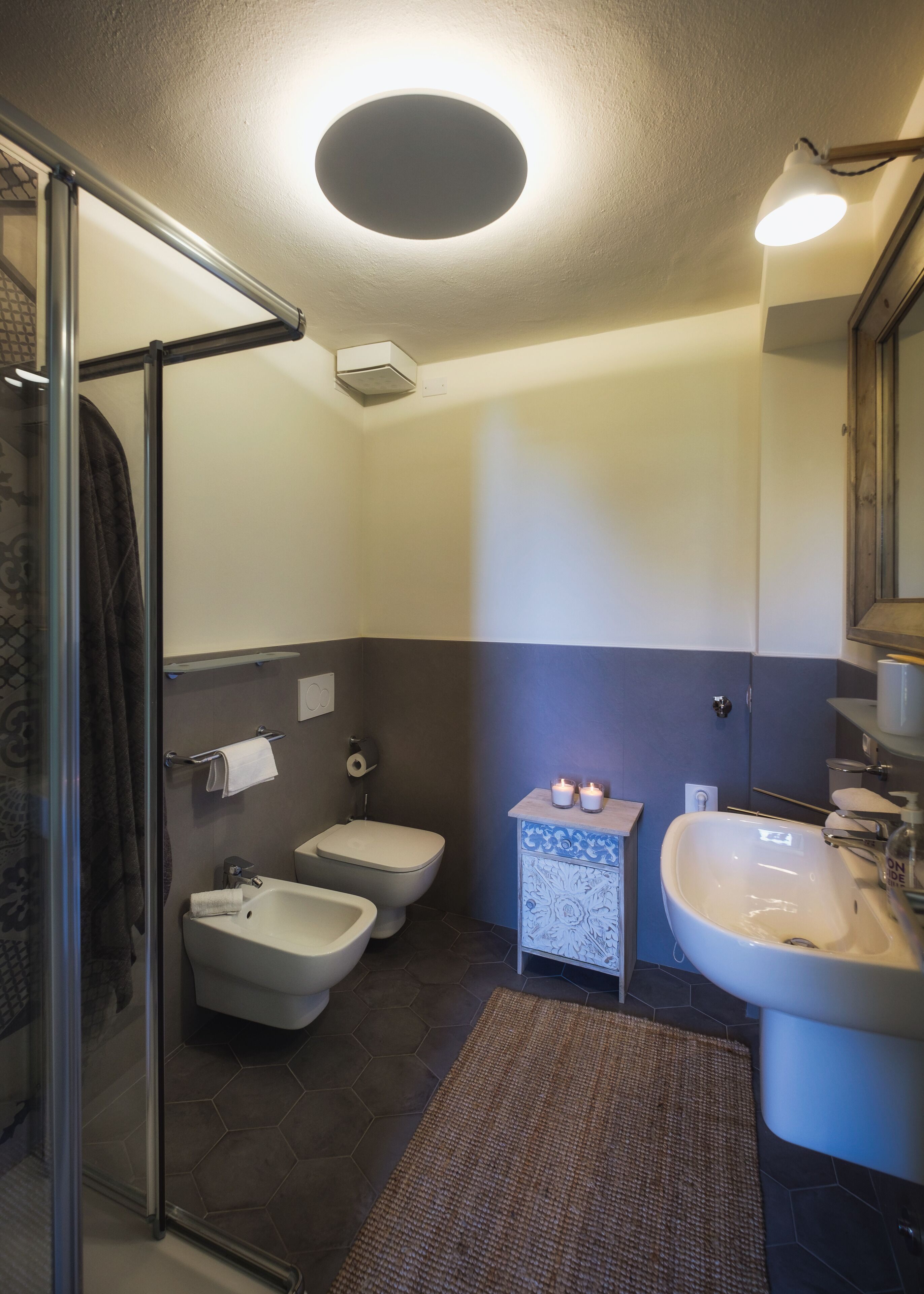 Een douche, een haardroger, een bidet, handdoeken