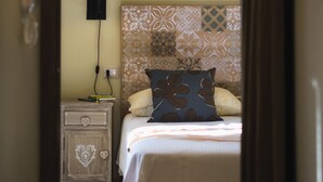 A bedroom with a bed, a nightstand, a lamp, and a wall-mounted TV. - La Maison Du Lac Iseo - apt B (Predore)