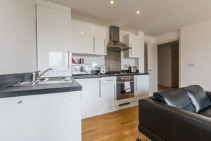 奢华公寓 | 私人厨房 | 大冰箱、微波炉、烤箱、炉灶