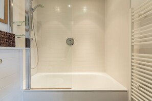 Two-Bedroom Apartment (Flat 51) | Bathroom | Free toiletries, hair dryer, towels - Castle Quay (Bedford)