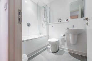Two-Bedroom Apartment (Flat 14) | Bathroom | Free toiletries, hair dryer, towels - Castle Quay (Bedford)