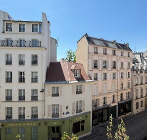 A hotel with multiple floors, balconies, and a green facade. - Nice Flat Close To Jardin Du Luxembourg (Paris)