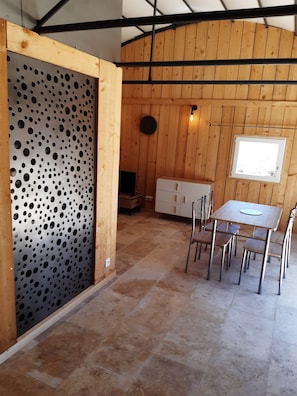 Interior - DANSAVAN Gite champ de Lavande LUBERON Shared swimming pool air conditioning (Oppède)