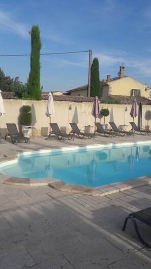Una piscina al aire libre, una piscina climatizada