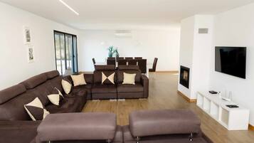 Televisión y chimenea