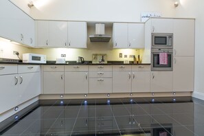 奢华公寓 | 私人厨房 | 大冰箱、微波炉、烤箱、炉灶