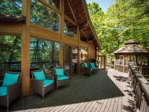 Terrace/patio - The Chalet - Family-Friendly Waterfront Vacation Home on Crystal Lake (Harrison)