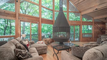 Télévision, cheminée, lecteur de DVD, baby-foot