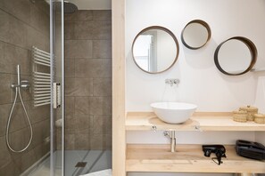 Badewanne, Haartrockner, Handtücher, Seife